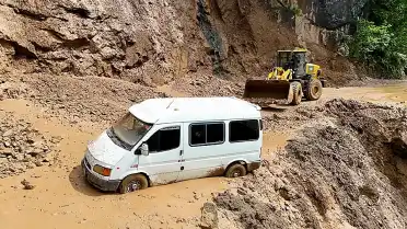 Trabzon'da Heyelan Sonucu Minibüs Çamura Saplandı: 3 Kişi Kurtarıldı