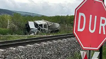 Tren kamyonete çarptı: 1 kişi hayatını kaybetti, 3 kişi yaralandı