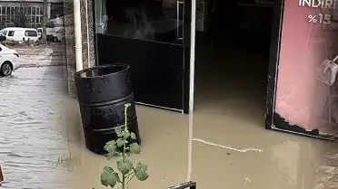Türkiye'nin Farklı Kentlerinde Şiddetli Sağanak ve Dolu: Su Baskınları ve Ulaşım Aksaklıkları Yaşandı