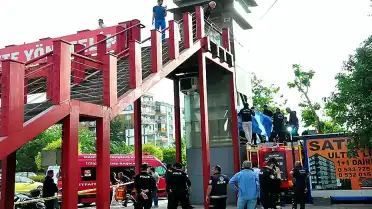 Üstgeçit Asansöründe Sıkışan Genç Hayatını Kaybetti