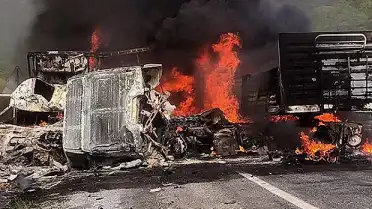Van-Tatvan kara yolunda feci kaza: 2 sürücü hayatını kaybetti