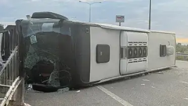 Yolcu Otobüsü Kontrolden Çıkarak Devrildi: 25 Yaralı
