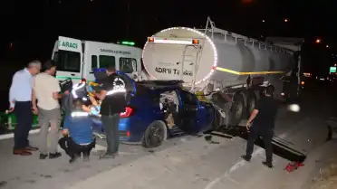 Adana TAG Otoyolu'nda Tankerle Çarpışan Otomobildeki Sürücü Yaşamını Yitirdi, 2 Çocuk Yaralandı