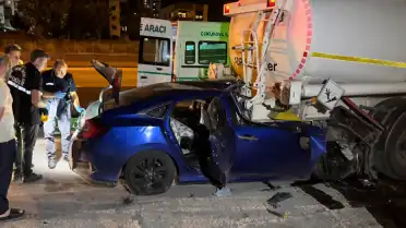 Adana'da Emniyet Şeridindeki Tankere Çarpan Otomobilde Can Kaybı ve Yaralanmalar