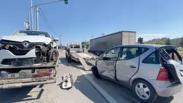 Afyonkarahisar-Konya Kara Yolunda 5 Aracın Karıştığı Trafik Kazası: 4 Yaralı