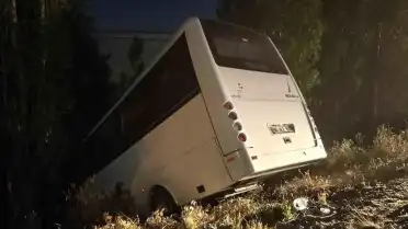 Ankara Mamak'ta servis aracı şarampole devrildi: 8 yaralı