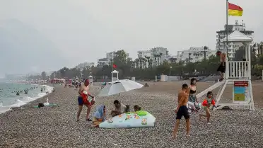 Antalya'da Ani Sağanak Yağış Tatilcileri Hazırlıksız Yakaladı