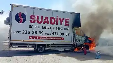 Ataşehir'de Park Halindeki Kamyonet Küle Döndü