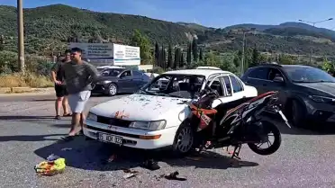 Aydın'da Üç Aracın Karıştığı Kazada 2 Kişi Yaralandı, Motosiklet Otomobile Saplandı