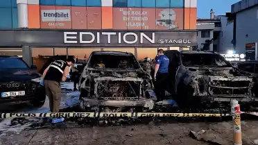 Bakırköy'de Oto Galeri Yangını: 50 Milyon TL'lik 4 Araç Kül Oldu, Kundaklama Şüphesi Araştırılıyor