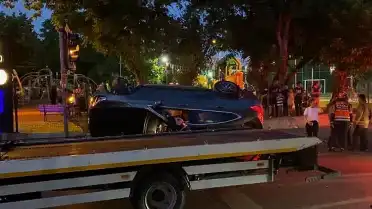 Bakırköy'de trafik kazası: Kırmızı ışıkta bekleyen araca çarpan otomobil devrildi