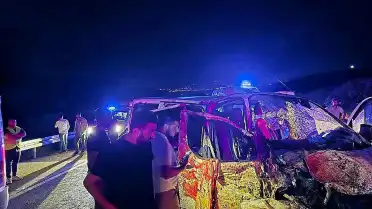 Bingöl'de Trafik Kazası: Ata Çarpan Panelvanın Sürücüsü Hayatını Kaybetti, 2 Kişi Yaralandı