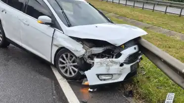 Bursa İnegöl'de otomobilin bariyerlere çarpması sonucu 4 kişi yaralandı