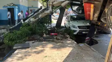 Bursa Mudanya'da İş Kazası: Vinç Otomobilin Üzerine Devrildi, Kepçe Dereye Düştü