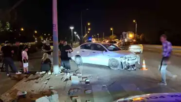 Bursa Osmangazi'de Makas Atan Otomobilin Karıştığı Kazada 2 Araç Dereye Uçtu: 6 Yaralı