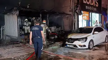 Bursa'da Depoda Çıkan Yangın Otomobile Sıçradı: 1 Saatlik Çalışmayla Söndürüldü