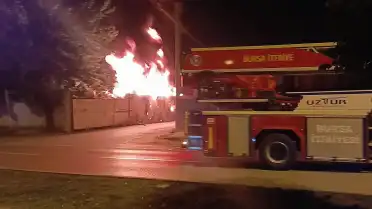 Bursa'da Geri Dönüşüm Tesisinde Yangın Söndürüldü