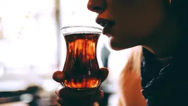 Çay Demleme Yöntemleri: Limon Kabuğu Aromayı Zenginleştiriyor