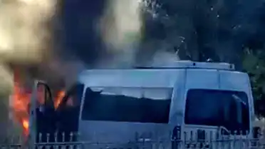 Diyarbakır'da Seyir Halindeki Minibüs Alevlere Teslim Oldu
