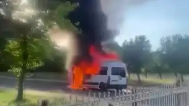 Diyarbakır'da Seyir Halindeki Minibüs Yanarak Kullanılamaz Hale Geldi