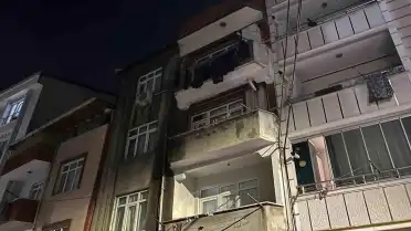 Esenyurt'ta 3 Katlı Bir Binanın Çatısında Yangın Meydana Geldi