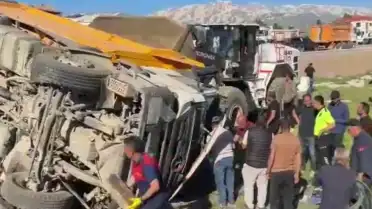 Hakkari Yüksekova'da Minibüs ve Kamyon Çarpıştı: 2 Ölü, 3 Yaralı