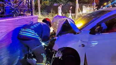 Hatay'da Duvara Çarpan Otomobildeki 2 Kişi Yaralandı