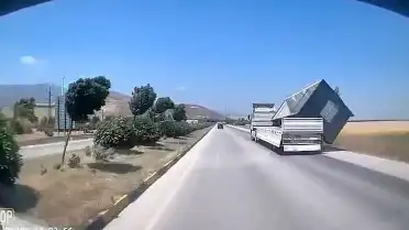 Hatay'da Fırtına Nedeniyle TIR'dan Konteyner Düştü, O Anlar Kamerada