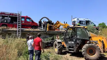 İnegöl'de Köprüden Düşen Traktörün Altında Kalan Sürücü Kurtarıldı
