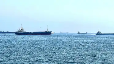 İran Devrim Muhafızları'ndan Hürmüz Boğazı'nda Geçişlere Kapatılma Uyarısı