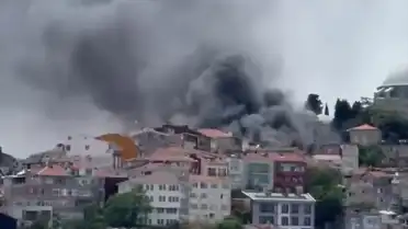 İstanbul Fatih'te Bina Yangını: Alevler Çevredeki Araçlara Sıçradı