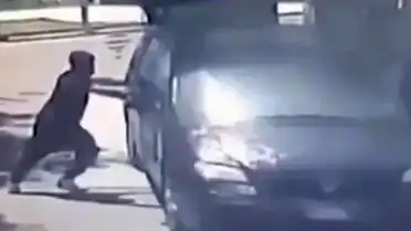 İtalya'da Tarım Mafyası 4 Göçmen İşçiyi Minibüste Yakarak Öldürdü