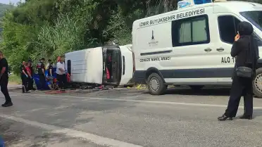 İzmir'in Kiraz ilçesinde işçileri taşıyan minibüs devrildi: 1 kişi hayatını kaybetti