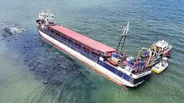 Karasu'da Karaya Oturan Kuru Yük Gemisindeki Yük Tahliyesi Başladı