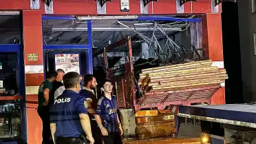Konya'da Market Kazası: Kamyon Sürücüsü Ağır Yaralandı