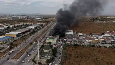 Konya'da Yatak Fabrikasında Çıkan Yangında Bir İtfaiye Eri Yaralandı