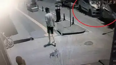 Manavgat'ta Hafif Ticari Araçlar Çarpıştı: Kaza Anı Kamerada