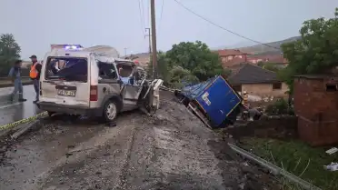 Manisa Kula'da 3 Aracın Karıştığı Trafik Kazası: 2 Ölü, 4 Yaralı