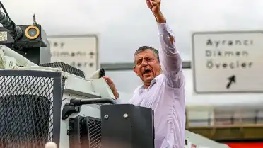 Özgür Özel'den 'iktidar yürüyüşü' mesajı: 'Köhnemiş kara düzeni arkamızda bırakarak yürüyeceğiz!'