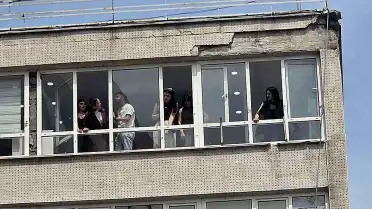 Samsun'da İş Hanından Düşen Sıva Parçaları 2 Kişiyi Yaraladı