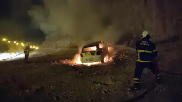 Siirt-Kurtalan kara yolunda seyir halindeki otomobil yanarak kullanılamaz hale geldi