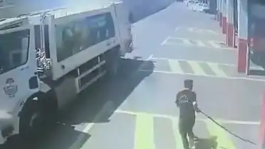 Yalova'da Seyir Halindeki Çöp Kamyonunda Çıkan Yangın İtfaiye İstasyonunda Söndürüldü