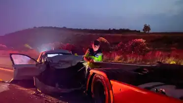 Adana Ceyhan'da otoyolda emniyet şeridindeki TIR'a çarpan otomobilde 2 kişi yaşamını yitirdi