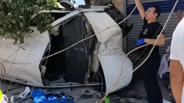 Adıyaman'da Trafik Kazası: Hafif Ticari Araç Elektrik Direğine Çarptı, 9 Yaralı
