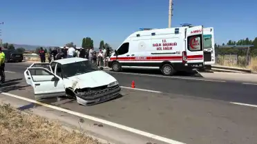 Afyonkarahisar'da Kontrolden Çıkan Otomobil Bariyerlere Çarptı: 6 Yaralı