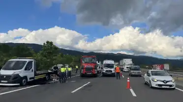 Anadolu Otoyolu'nda Emniyet Şeridinde Çarpışma: 4 Yaralı
