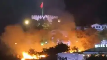 Ankara Kalesi Çevresindeki Otluk Alanda Çıkan Yangın Kontrol Altına Alındı