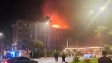 Antalya Alanya'da Otel Yangını: Çatı Katında Çıkan Alevler Tahliyeye Neden Oldu