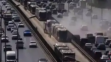Avcılar'da Metrobüs Motor Kısmında Yangın Çıktı