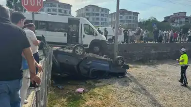 Bartın'da İşçi Servisi ile Otomobil Çarpıştı: 3 Yaralı